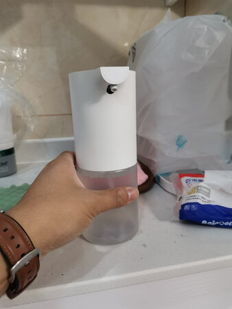 对这款小米洗手机已经种草很久啦，一直以来比较喜欢小米的设计风格，这款的价格一直比较坚挺，1号看有活动价，就赶紧下单购买啦。发货还是一如既往的迅速，第二天就收到了，包装很仔细，我这台装电池有点不太好旋转，很灵敏，使用非常方便。家里有小孩的建议买一个，用了这个东西后，我家小孩就爱上了洗手，饭前饭后再也不用我去催她了。相当满意。