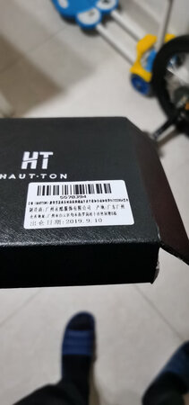 包装盒是烂的，买的银色的裤带头，发过来的是黑色的，