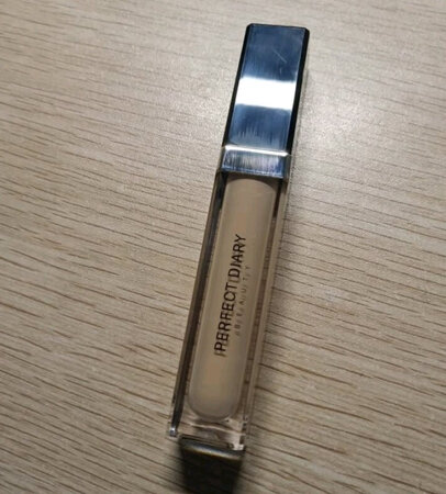 之前用的雅诗兰黛，最近****不敢去了，无意中看到说是网红款，买来试试。第一次买了色号有点暗第二天又下单了浅一点的。用着感觉还行