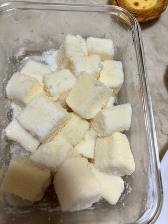 用吉利丁片做的椰蓉牛奶小方冻，方法是很简单的，但是味道也是很不错的。就用淡奶油加上牛奶加上炼奶加上白砂糖，一起搅拌均匀融合，吉利丁片用水炮软后沥干水份，再也加入刚刚的牛奶液中，微微加热一小会搅拌至融化，然后冷却放入冰箱，冷藏成形后切成方块，再撒上椰蓉就大功告成啦！