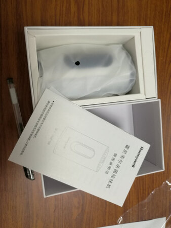 物流给力，霍尼韦尔是个大牌子，杀菌除味机是个对于家居新车异味有效降低的产品，尽管开窗通风和绿植、炭包总是不能让人放心，这个产品采用臭氧原理快速杀灭各种细菌，能够有效去除各种异味，而且采用点解技术，无需滤网耗材，充满电后微电脑控制，有节能模式（臭氧、风扇间隙工作）和强效模式（臭氧、风扇一直工作）选择，对周围空气进行杀菌除味，放到新车里后明显异味大大减轻