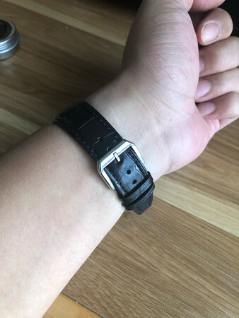 商家送了安装工具，表带收到后自己安装，表带质量很好?
