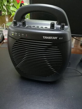 得胜（TAKSTAR）E17便携式无线扩音器 大功率广场舞户外手提音响 移动教学教师培训喇叭音箱 典雅黑，大功率无线原声扩音器，vhf频段无线自在，大范围扩音无受损，轻松应对工作，声音覆盖可达30米，输出高达35瓦，音频功率，头戴麦克风，信号强，高灵敏原生输出清晰原声，领夹麦克风信号强，轻松无负担，不用携带主机来回跑，内置自动充电，控制电路，可选装大容量充电电池，方便户外使用，还有回响调节以及音频输出输入，满足不同场合使用，具有音乐播放功能支持USB多媒体音频文件播放，FM收音手动自动锁屏内置收音功能和自动手动搜索。