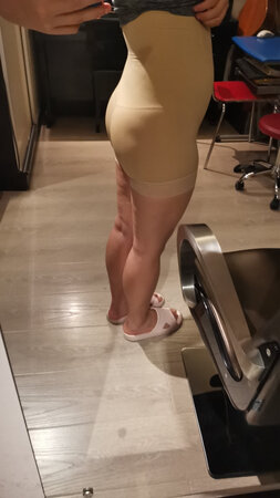感觉很厚，应该是冬天穿的吧?广州9月的天气穿上不知道会不会长痱子???
        买它我是看着有99的好评的，可是，有图有真相，126斤的我，穿上它怎么那里也不收啊?失望