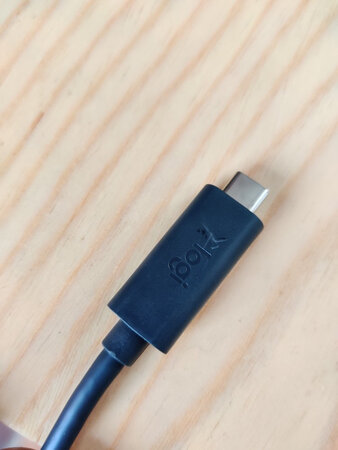 无责任心的商家。镜头买来一周出现视频模糊不清，饱和度锐度问题。电话里答应退货，拖延一周后，说不给退货。换货以后，还是和之前一样，而且收到的是如图的镜头。这个镜头没有擦干净，就给我寄过来！！！双方还都在推卸责任！！！都不去承担这种问题。。。。。。。。坑