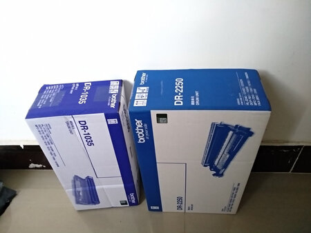 一下子买了两款硒鼓。兄弟打印机不同型号对应的硒鼓是不一样的，我买了三个打印机，买的时候没有注意，居然使用的是不同的三款硒鼓，我也是醉了。硒鼓加墨盒是分开的。啥也不说了，哪个没魔了买哪个吧。耗材还是京东的合适，用原装的小毛病少也省心。这个是用的页数比较多的那一款。特别要注意里面有一根丝，不要轻易弄断了，我之前就是好奇害死猫手残把那根丝自己弄断了，不得不再买一个硒鼓。