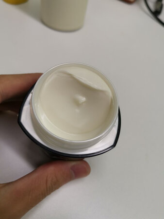一星都不想给，快递寄过来什么包装都没有，俩个瓶子裸露的，还被压的变形了  ，喷雾盖子都掉了 ，更恶心的是 喷雾还被人用过，发胶倾斜沾满了盖子。
客服说让我退款退货，不好意思  我就想给差评，就想让后面的人知道这家店有多恶心。
