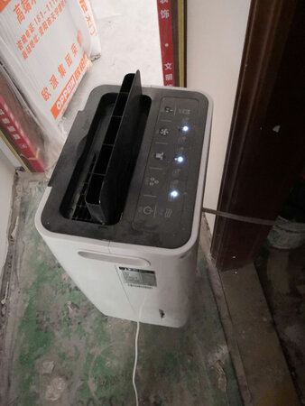 京东物流真是没话说，头天晚上下单，第二天上午就送到了。吸湿器比我想象中要大，收到马上拆开使用了，操作很简单，多种模式可以选择，吸水量也很大，还能显示温度，非常完美，由于外接的水管排水，具体一天能吸多少水没有统计过，但是应该是不会有多少误差的，同规格产品这款性价比很高了，好评！