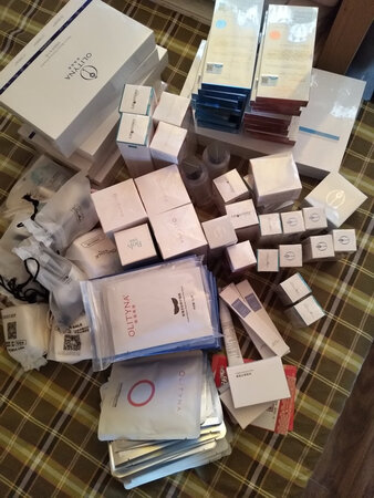 吸收效果：吸收快
保湿效果：一般
使用感受：保湿效果对我而言还是不足，接着用