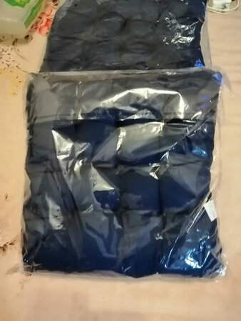 双十一优惠，一下买了三个，手感很好，选的蓝色很好，大小和厚实度均可，店家发货及时，中通快递物流迅捷，送货员认真负责，下午五点多还没有吃午饭坚持送货上门，精疲力尽，要表扬双十一期间辛苦工作的快递工作人员，为双十一做出贡献。