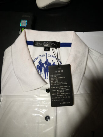 这衣领上有染色，好像不是新的一样，不知能洗掉么？能退货吗？