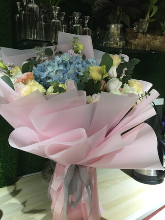 店家的花新鲜，很漂亮，老板人很好，还送了支粉玫瑰，很贴心，送女朋友很喜欢，下次还会在购