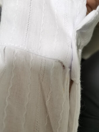 衣服都是烂的 袖口开了 服了
