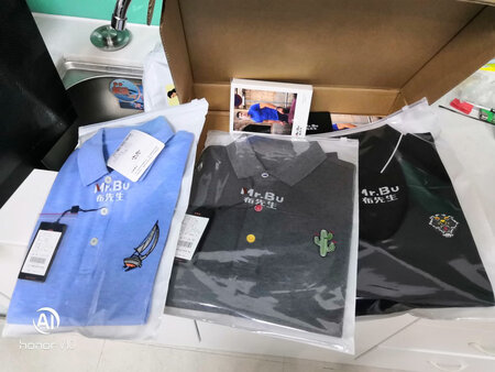 店家服务很好，这次优惠度大，一下买了三款，衣服质量没得说，之前买过，所以一直关注。
