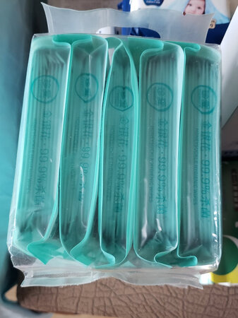 消毒湿巾换了一个牌子，不含荧光剂，应该挺好的，赶着双十一买了三包。