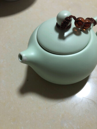一开始收到的小茶壶掉釉，茶海有裂痕。后面客服答应给我补货。客服态度很好！给你5分！