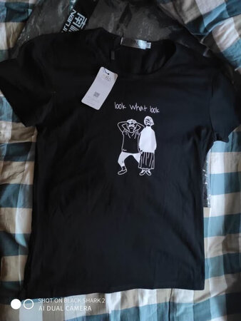 衣服收到了就迫不及待的穿上了，颜色很正，面料很舒服，推荐购买