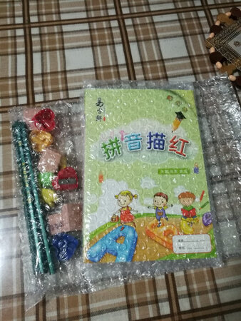 做工质感：做工不错，质感很好
尺寸大小：尺寸合适，不大不小
便携性能：厚薄适度，方便携带
手感：手感很好，流畅顺滑
其他特色：内容丰富，形式活泼，非常适合初学写字的小孩子，真心棒棒哒！五星好评咯～??