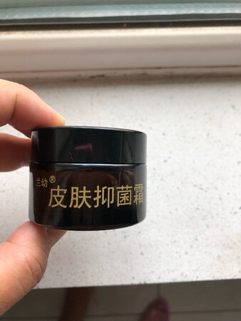 这是我第二人次购买。第一次是我女儿买的，效果非常好。这一次因为女儿不在身边，我没找到她买那家，就拍照后选的你家。结果，发来的也是：兰幼皮肤抑菌霜。首先，味道与我第一次买的不太一样，这次的也比较干，玻璃瓶的字样也有差异。不知用了以后怎样。用后再做评价。第二个照片是我这次购买的，价格比第一次买的贵了一倍多呢。我看的是还要送一瓶，结果发过只有一瓶。
