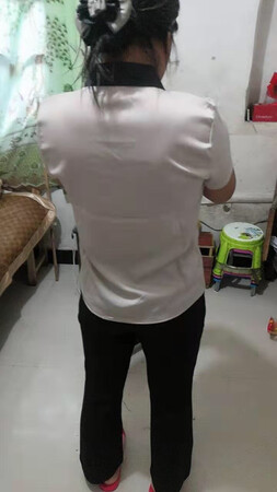 这衣服不错，看着满漂亮的，和客服联系说换了杏色，客服态度很好
