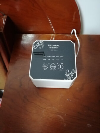 外形设计：好看，放在桌子上美观大方
净化效果：好，空气质量明显清新
噪音大小：低，睡觉不打扰
安装服务：好装，拆开插上电就可用
操作难易：操作方便，按钮触摸设计