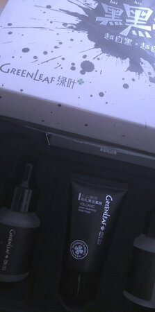 东西拿到手，包装还是可以的，东西也摆放地很好，布局合理，用的时候按照流程来操作，确实可以吸出黑头和粉刺，就是在收缩毛孔的时候，觉得收缩液作用比较慢。这个大概是一到两星期一次(视个人情况吧)，另外就是，那个导出液和收缩液还是有一些刺激的(类似于用酒精给伤口消毒时的感觉），刺激还是很小的，但如果皮肤过敏严重的话，还是不建议……略略略