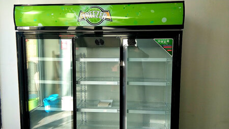 外形尺寸非常漂亮实用，各类水果饮品蔬菜都可以保鲜储存了，空间大，能放好多东西，店家特意给定做的推拉门，节省店内空间，支持购买