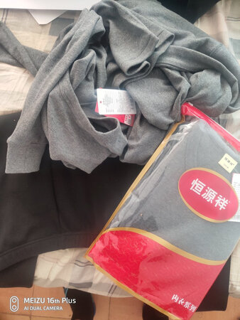 身高180体重135  穿175的比较合身 尤其是裤子长短肥瘦正好 衣服稍微有点长 也可以 做工很好 没有线头什么的 穿着也很舒服