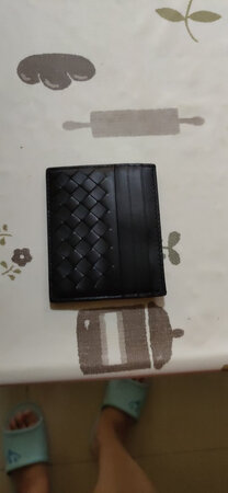 手感特别柔软。还是羊皮手感好啊！两张图，其实是卡包的正反面，都是一样的啊！京东物流最给力！
