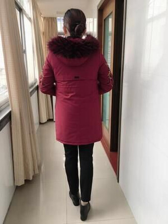 衣服收到了，没有色差，和图片一样，很厚实保暖，大毛领很上档次，真的很喜欢，穿着不老气。完全超出期望值很满意的一次购物，信赖京东品质