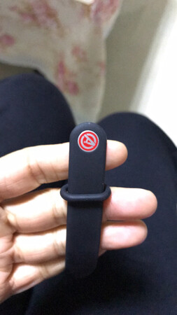 给初中的小朋友买的，之前的小米3弄丢了。这款小米4可以设置密码，界面等，彩屏的，小朋友表示非常喜欢，特别是运动的时候，一定得戴上，哈哈哈……其他功能还没来得及研究，小朋友暂时爱不释手，等他玩腻了再来研究其他功能吧。
