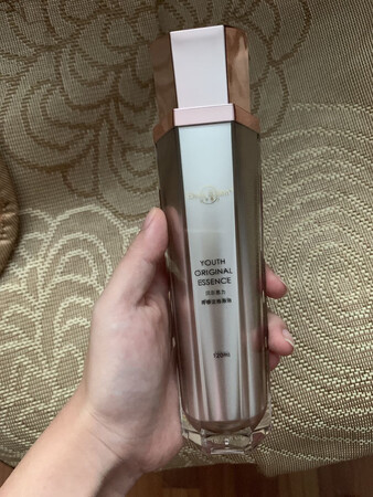 寄过来真的看起来好大一盒子，瓶身设计很高大上。用完面部浮肿有所改善，毛孔和痘印变小，希望坚持使用能有些更好的效果。