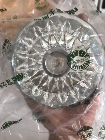 昨晚订货，今天中午就送到家了，京东自营的物流真是棒棒哒！房子装修快收尾了，在雷士照明一家一站式采购齐全了，大品牌值得信赖，省时省力省心，每次购物真的非常满意！这个造型的灯设计看着挺好，灯光炫丽，在走道安两个应该很酷很炫很时尚吧，希望安装后能好看并经久耐用。评价为京豆！