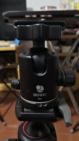 和原来用的百诺B2比，阻尼不错，调整是扳扣设计比旋转钮方便，快装板装卸快捷、方便。把用了8年之久的百诺B2云台替换了。原来百诺B2磨损严重，锁不紧，阻尼差，百诺刚用时还是可以滴。看见“11.11”曼富图云台特价，就搞了一台，没准明年再买付曼富图三脚架！国际知名大品牌包装捡漏点，上下封口没有封签。