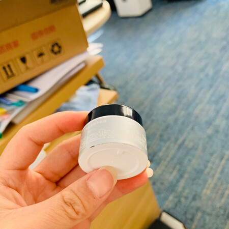 刚收到货，打开眼霜瓶子跟旧的一样，脏兮兮的感觉