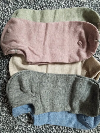 穿过之后来评价，袜子质量不错，穿着舒服，袜口不松也不紧。