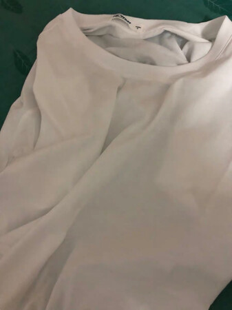 京东旗舰店的衣服，4m好像是美邦旗下的品牌，物流还行吧，包装也是邦购的包装，看上去让人安心，衣服纯白的，打底穿着，很好看，纯棉的面料，质地也很好，也不透，性价比很高，而且价格是真的超级划算，纯白t穿了美邦的四五年了，质量没的说，洗了过后也不会缩水，完美的一件衣服。五星推荐吧。