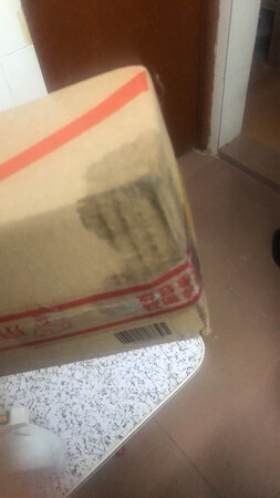 本来以为是暴力快递、结果仔细看了一下，是产品本身瓶子是没拧紧的，全部撒出来了、我都懒的去退换了，麻烦，自己认栽了