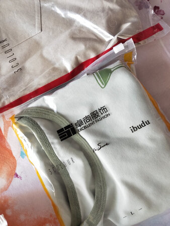 三彩的铁粉，裤子面料很好，穿着很舒服，透气。就是容易皱巴。
版型宽松，挺好看的。