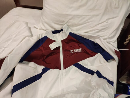 衣服挺不错的，穿着舒服，保暖性也好，没一会儿就感觉身上暖洋洋的！