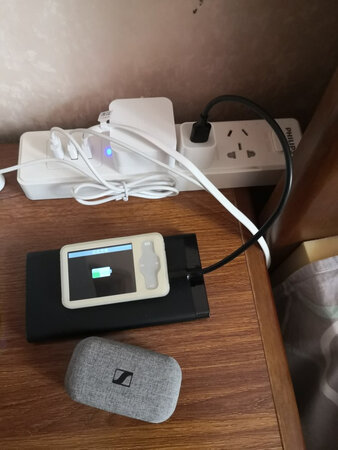 偶尔翻到很早之前买的mp3，闲置很久了，又是内置电池，担心坏了可惜，很经典的产品，需要经常放电，充电，才发现没有数据线，所以选择绿联的数据线，品牌质量，做工精细，长短适合，方便收放，圆满解决了我的需要，很满意，好评。