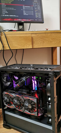 操作系统	Windows 10 专业版 64位
处理器	英特尔 Core i7-9700K
主板	华硕 ROG STRIX Z390-E 
内存	32 GB ( 芝奇 DDR4 3200MHz )
主硬盘	 XPG GAMMIX S11 Pro ( 512 GB / 固态）
显卡	Nvidia GeForce RTX 2060 ( 6 GB / 华硕 )
显示器	冠捷 AOC U2790PC
1.联力双子座幻彩机箱，实现主板，显卡，内存，风扇神光同步，直接华硕最新控制软件全部支持，彩虹效果内存和显卡支持都不好，其余的没问题。。
2.酷冷风扇除了支持5V神光，还支持pwm静音温，设计风道正常模式下非全速运行静音效果好。
3.双十一下单购买，异地第但包装简陋，且收到货物之后显卡自身外包破损，第一时间跟客服反应过。
4. 竖置显卡测试有蓝屏，蓝屏频率有点高，直接插在主板也有蓝屏，拆除显卡用集显一切正常，不知道是不是体质问题还是运输暴力，故障还在排除中。
5.还有少量配件没到等全，时间有点赶为了信仰赠品评价，性能评测都还没有测试，后起再细说追评。