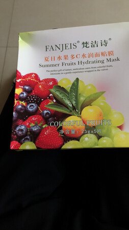 面膜收到了，物流还挺快的，打开来看还送了点赠品，挺好的