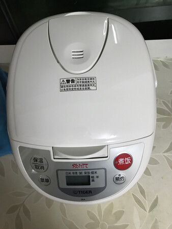 外形外观：简单大方内胆容量：够四大一小的饭量操作难易：简单蒸饭口感：不错煮饭过程中饭味浓郁，越闻越肚饿。*块钱的米煮出*块钱的口感。小孩连续三天晚上吃一大碗白饭、不用配菜。机身没有品牌logo，老人家以为是*的市场货。哈哈哈哈哈～