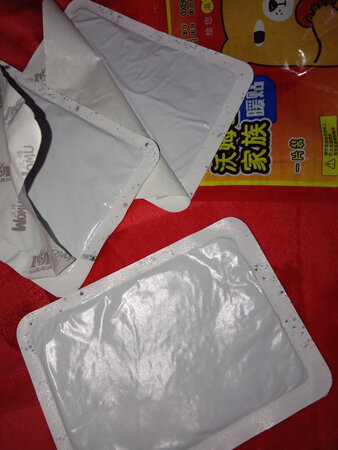产品发霉
本人贴了两贴后背过敏
第二天开始腿上手上都有痘痘
痒成猪之后还要被气哭。
维护自己权利很难。
大家谨慎吧