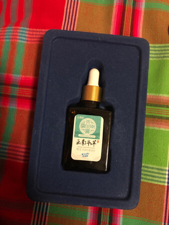 ??汇灵池灰指甲专用凝胶已经收到啦，用了一个月了，目前还没有看到什么明显的变化，一瓶据说可用3-5个顽固增厚灰甲，我只有两个大拇脚指需要用，这个药的优点就是涂抹方便，不用搓指甲，省去了很多痛苦，非常期待效果。