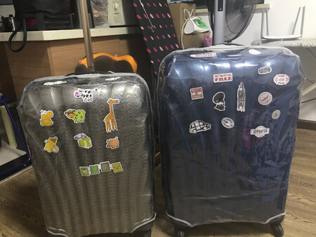 质量很好，套上还有余量，送的贴纸，箱带都很温馨；蓝色的是新秀丽28寸V22，金色的是新秀丽25寸；很满意的一次体验。