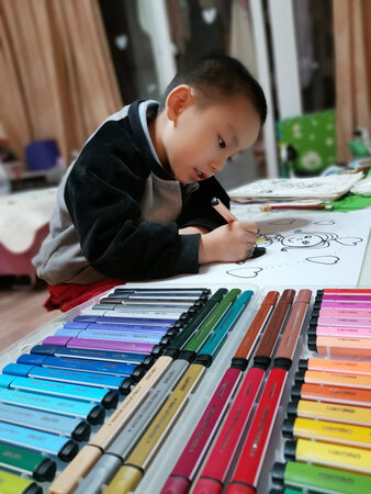 小孩用着很高兴！打开就涂起来了！