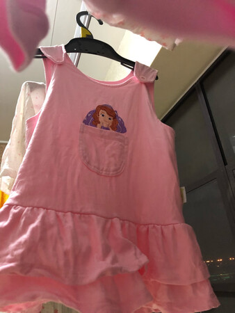 产品材质：100%全棉制造摸起来非常舒服细腻，宝宝敏感体质不会有不舒服的感觉。
尺码大小：尺码偏大一点点，如果有90/48就更好了。
上身效果：小女孩穿上很漂亮很好看。迪斯尼的品牌是真的不错…………以后也会继续推荐购买
