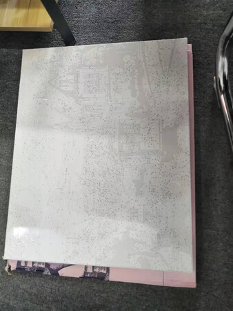 包装有破损，但是不影响画布，整体还行，有点担心颜料不够，期待出画。